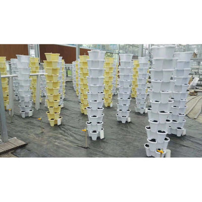 Des pots de plantes en plastique modernes à l'extérieur des tours Des pots de fleurs en plastique empilables