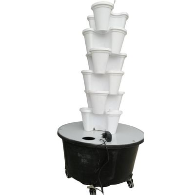 Des pots de plantes en plastique modernes à l'extérieur des tours Des pots de fleurs en plastique empilables