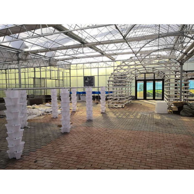 Des pots de plantes en plastique modernes à l'extérieur des tours Des pots de fleurs en plastique empilables